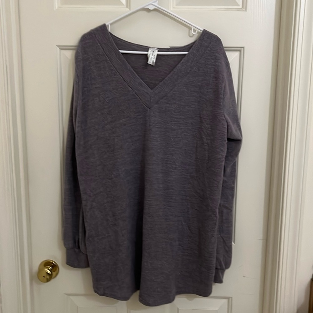 Acting Pro Ultra Soft Lavender V-neck Sweater Size L